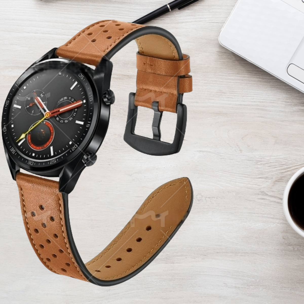 Orologio nero con cinturino in pelle marrone, un laptop e una tazza di caffè su un tavolo di legno.