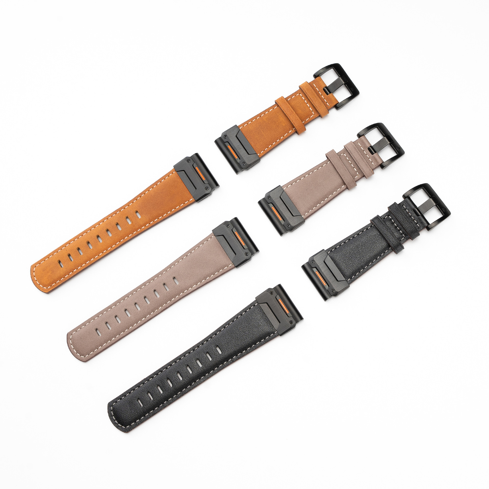 Fünf Armbänder in verschiedenen Farben, schwarze Schnalle, weißer Hintergrund.