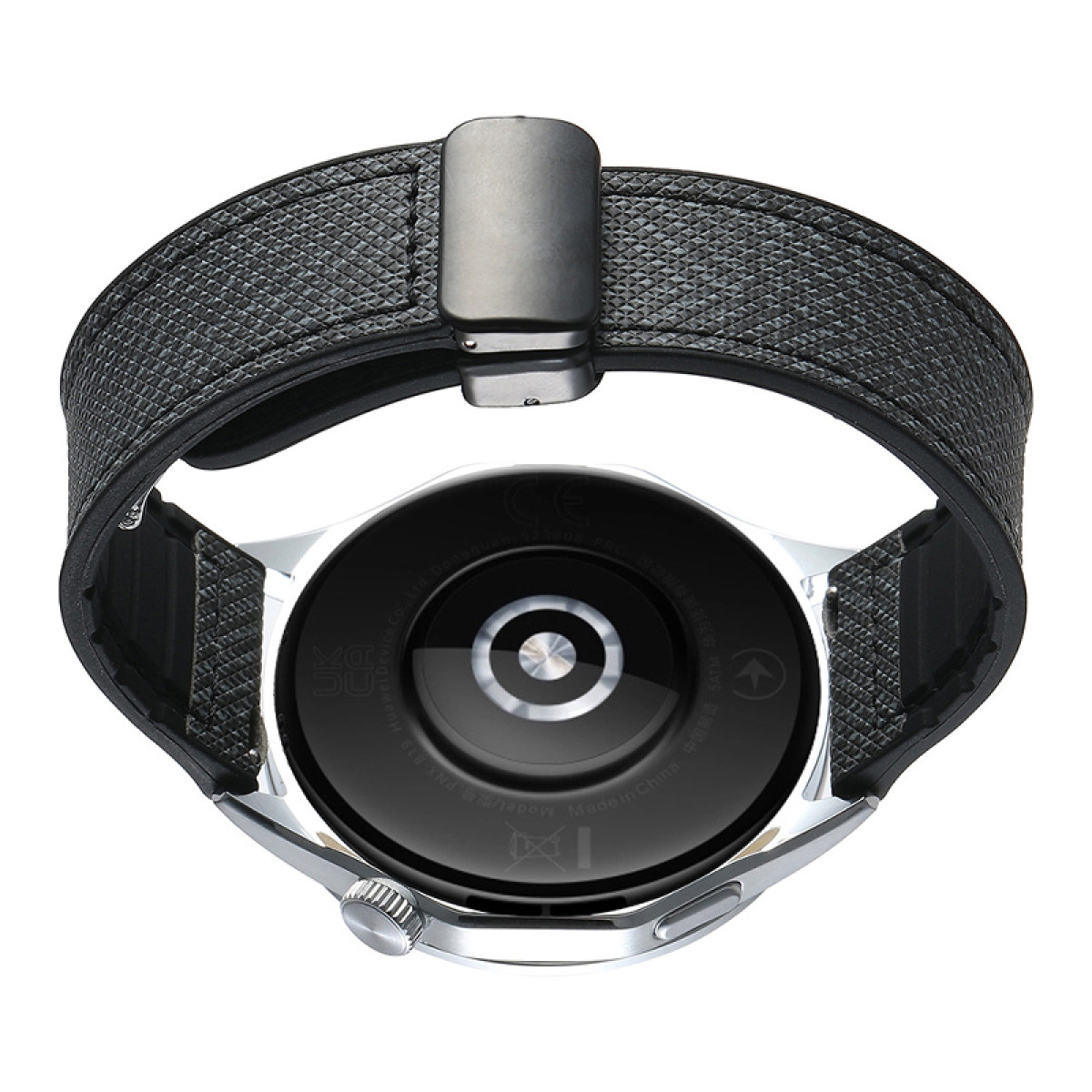 Un primo piano di uno smartwatch nero con cinturino in tessuto nero e fibbia argentata.