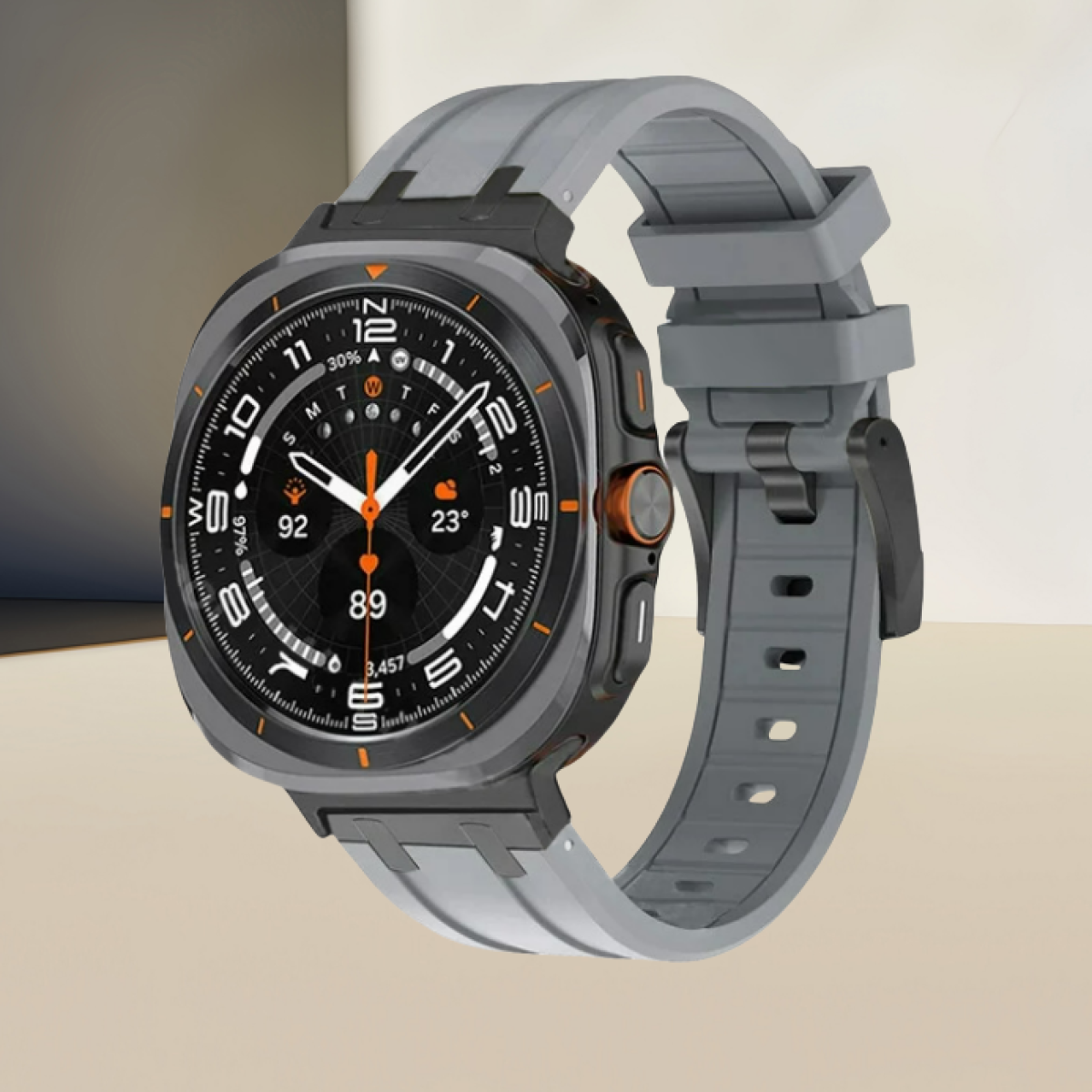 Smartwatch con cinturino grigio e dettagli neri, arancioni. Il quadrante mostra numeri e dettagli.
