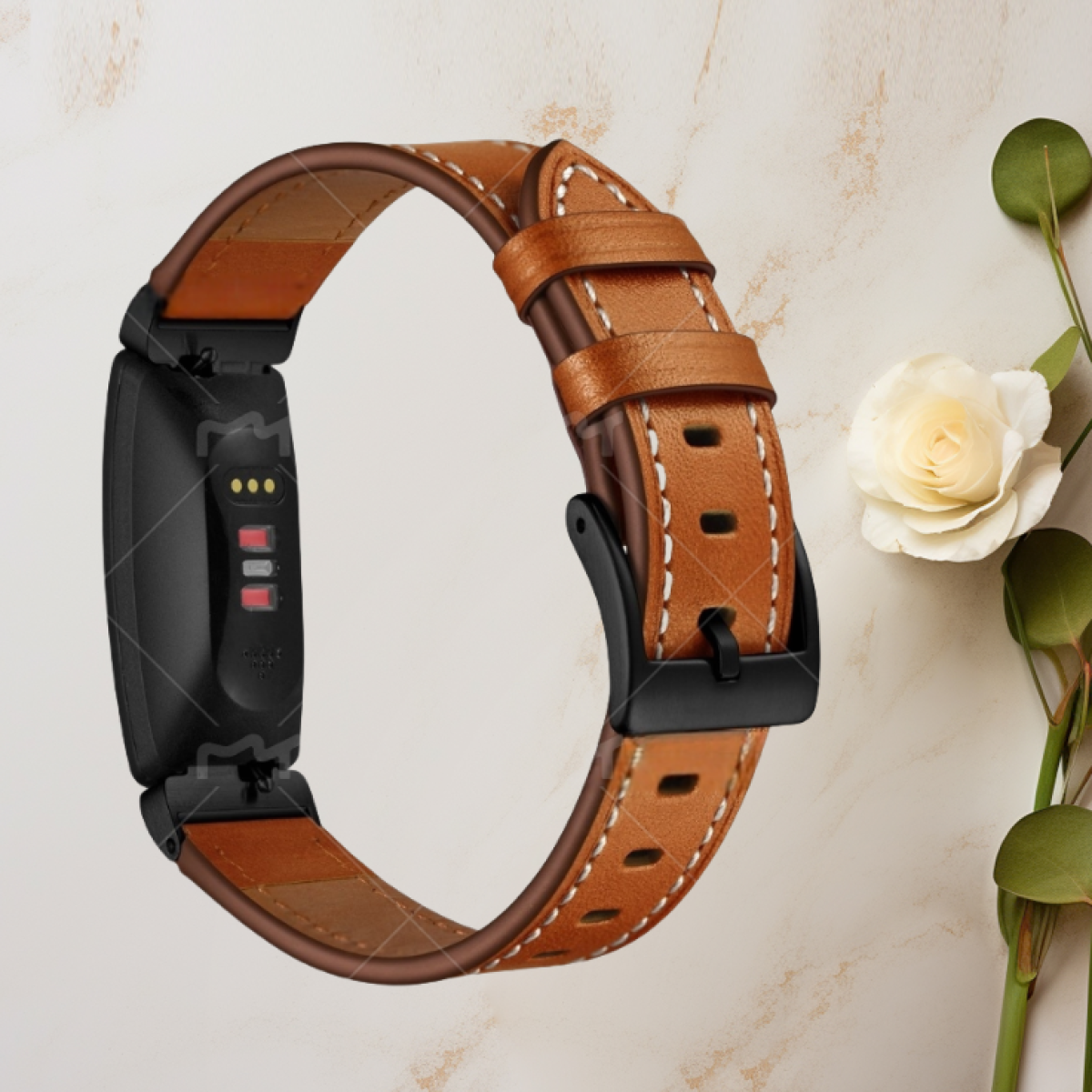Ein schwarzer Fitnesstracker mit braunem Lederarmband und einer weißen Blume im Hintergrund.