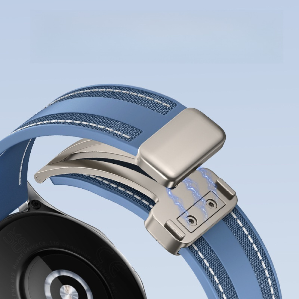 Un primo piano del cinturino di uno smartwatch. È blu con cuciture bianche e una chiusura argentata.