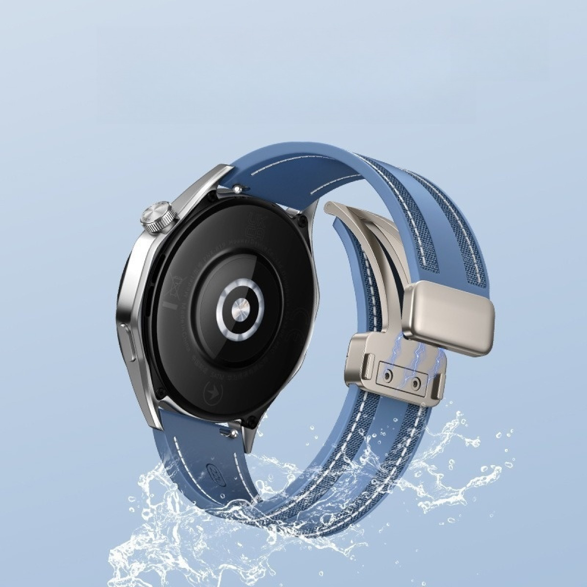 Uno smartwatch con cinturino blu, con effetto schizzo d'acqua. Il retro dell'orologio è visibile.