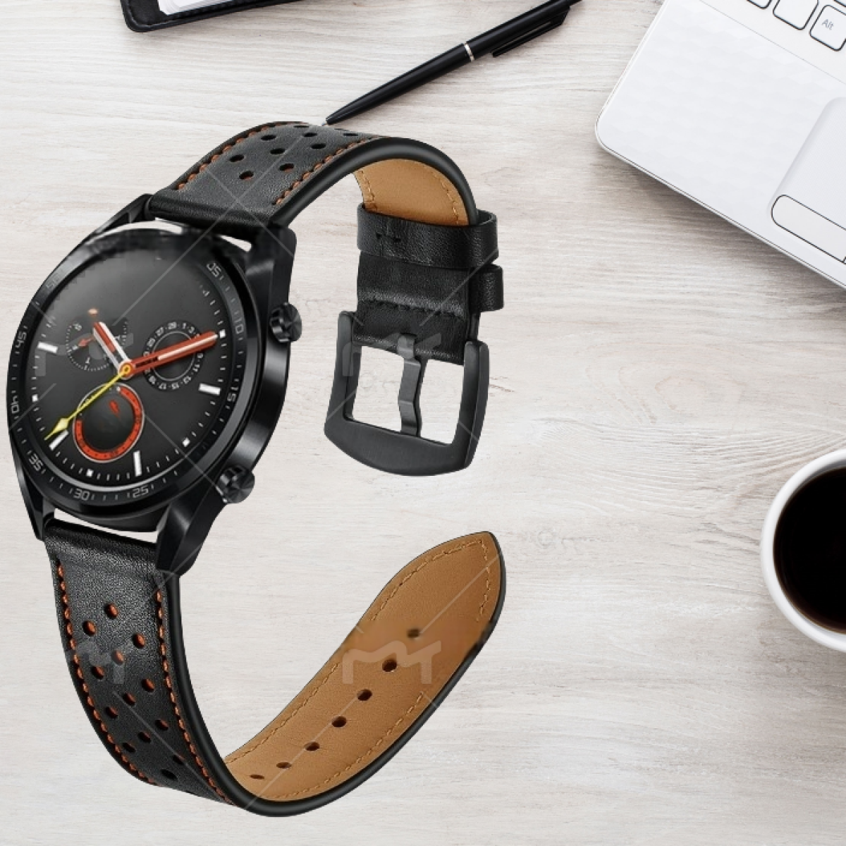 Schwarze Smartwatch mit schwarzem Lederarmband, ein Stift, ein Laptop und eine Tasse Kaffee auf Holzoberfläche.