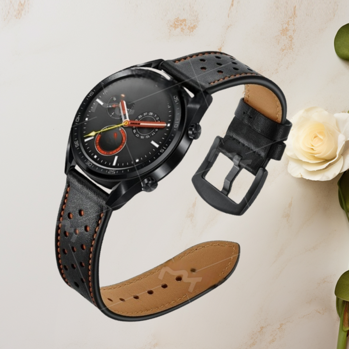 Eine schwarze Uhr mit Lederarmband, die die Uhrzeit anzeigt, vor cremefarbenem Hintergrund.