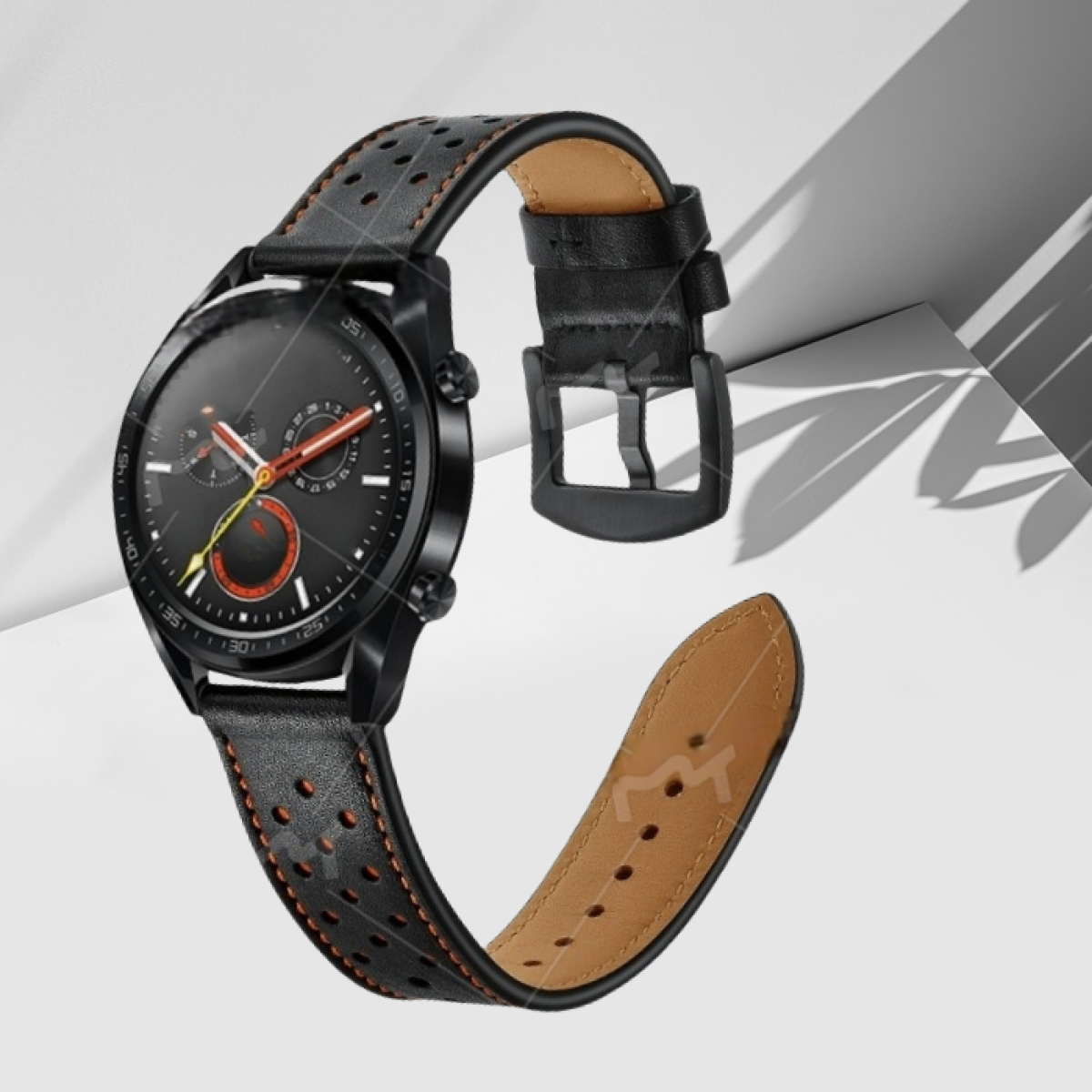 Schwarze Smartwatch mit schwarzem Lederarmband, das Ziffernblatt wird gezeigt.