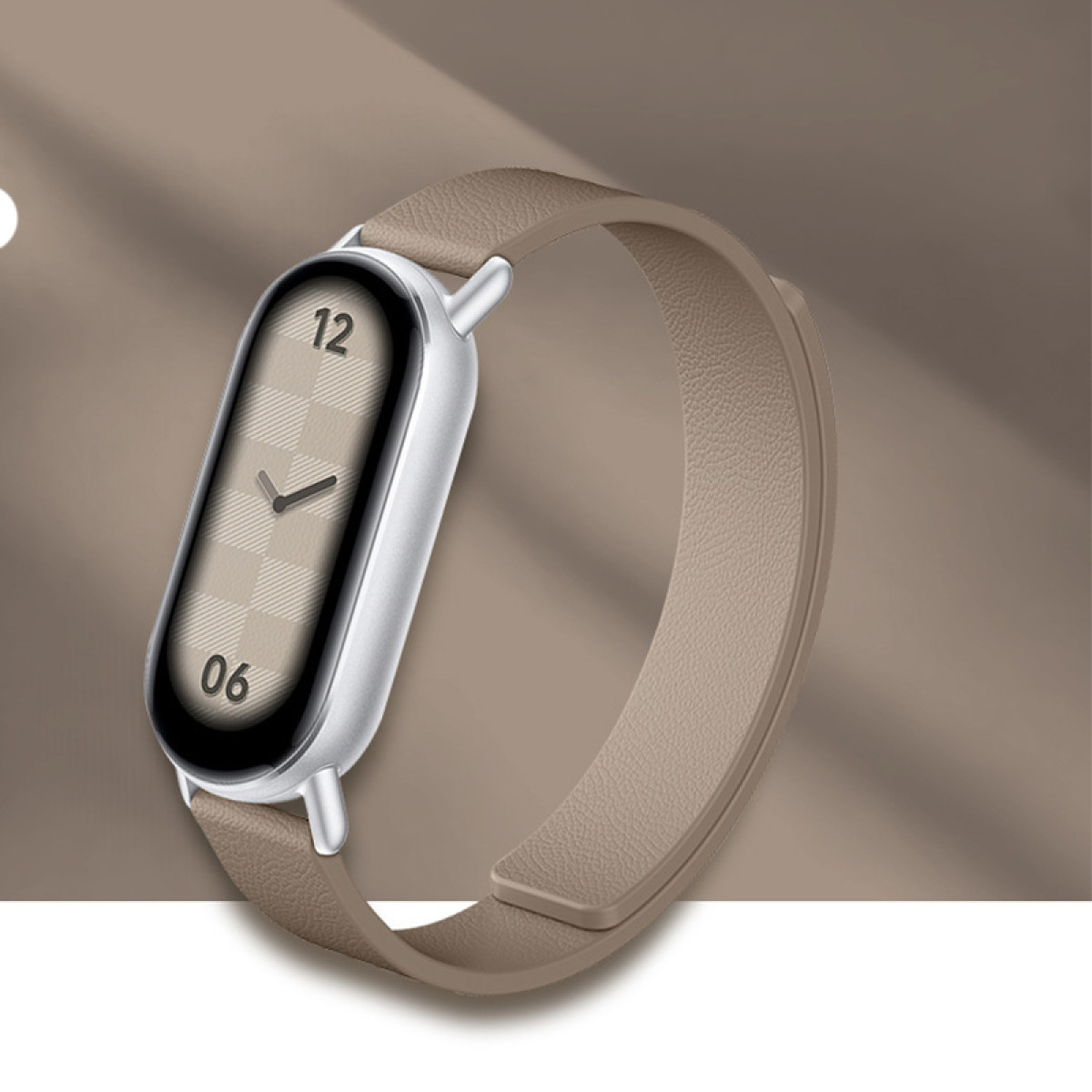 Silberne Smartwatch mit beigem Zifferblatt, das die Uhrzeit anzeigt. Die Uhr liegt auf einer beigen Oberfläche.