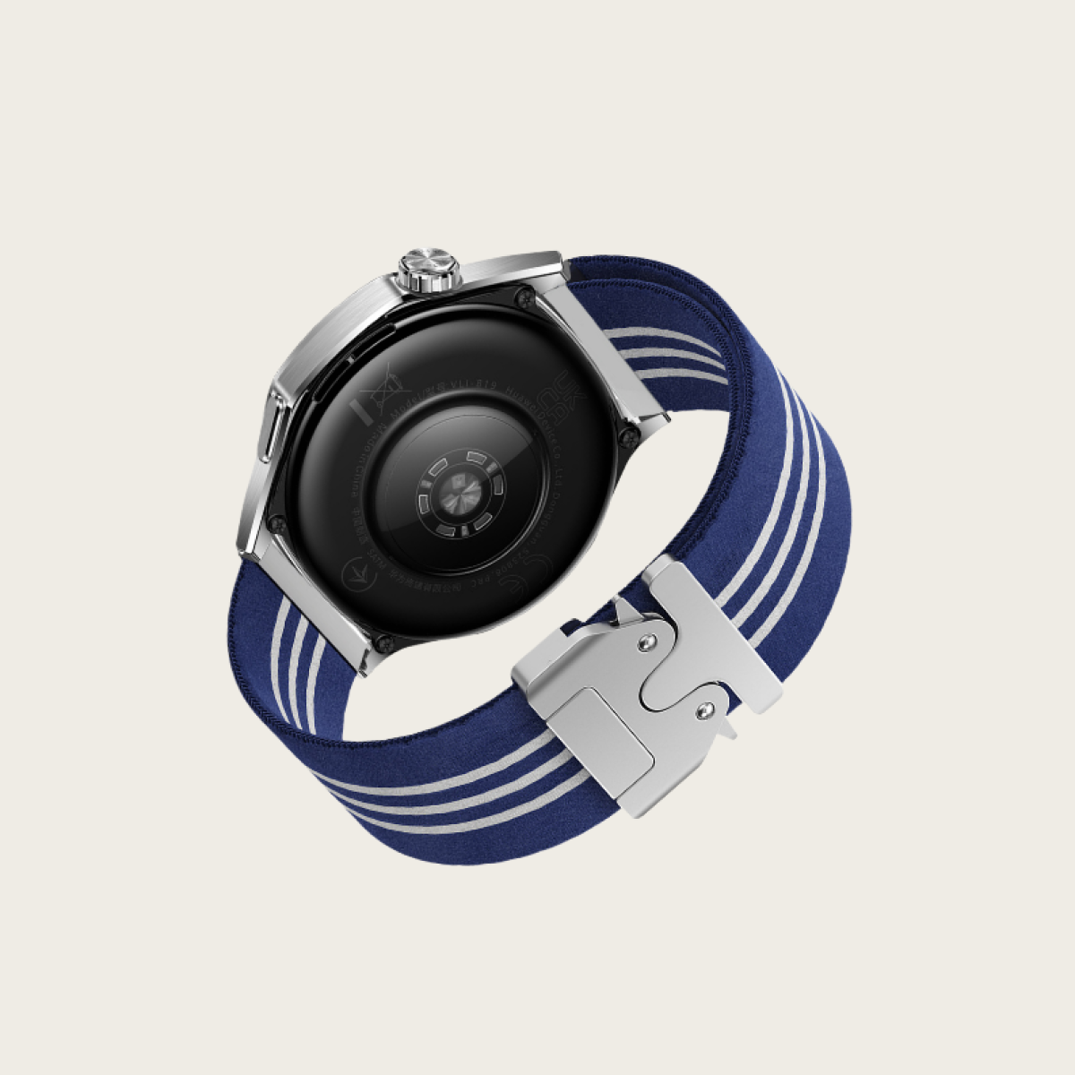 Un orologio con un cinturino a righe blu e bianche. Il retro dell'orologio e la chiusura del cinturino sono visibili.