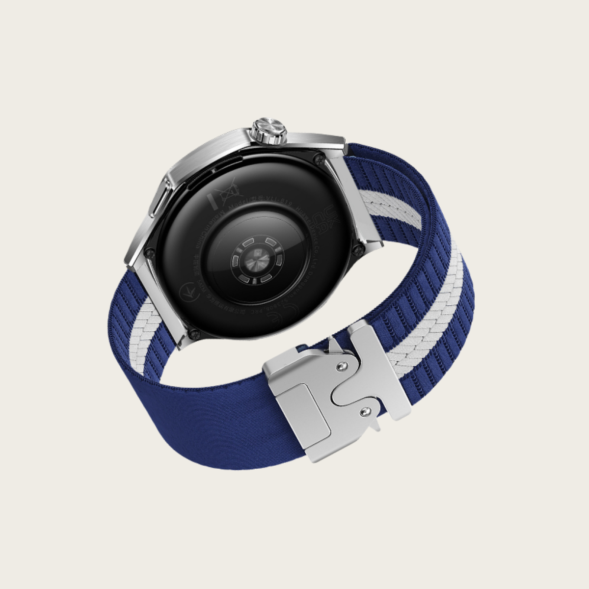 Smartwatch argentato con cinturino a righe blu e bianche. L'orologio è angolato, la parte posteriore è rivolta verso l'alto.