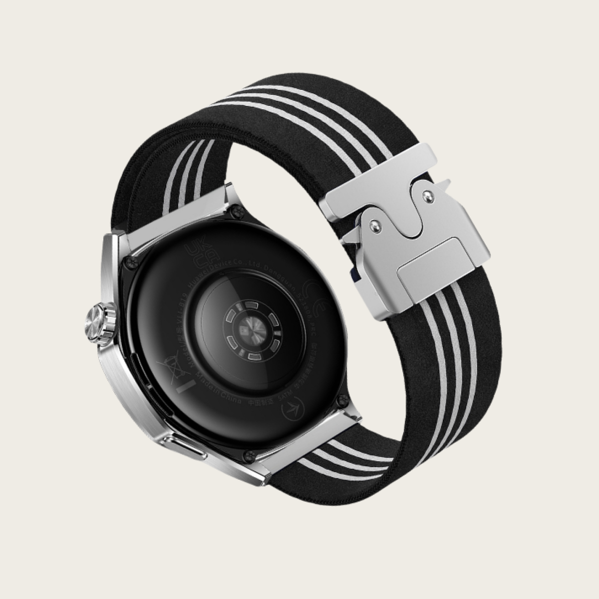 Cinturino a righe bianche e nere con fibbia argentata attaccato a uno smartwatch nero.