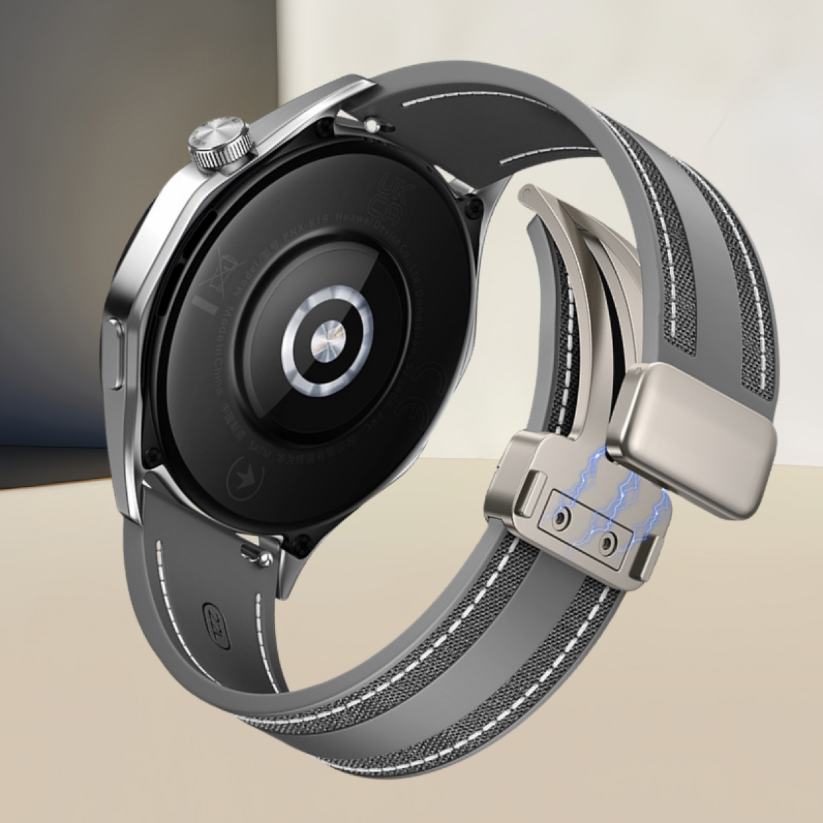 Vista posteriore di uno smartwatch con cinturino grigio. Il retro ha sensori e marcature.