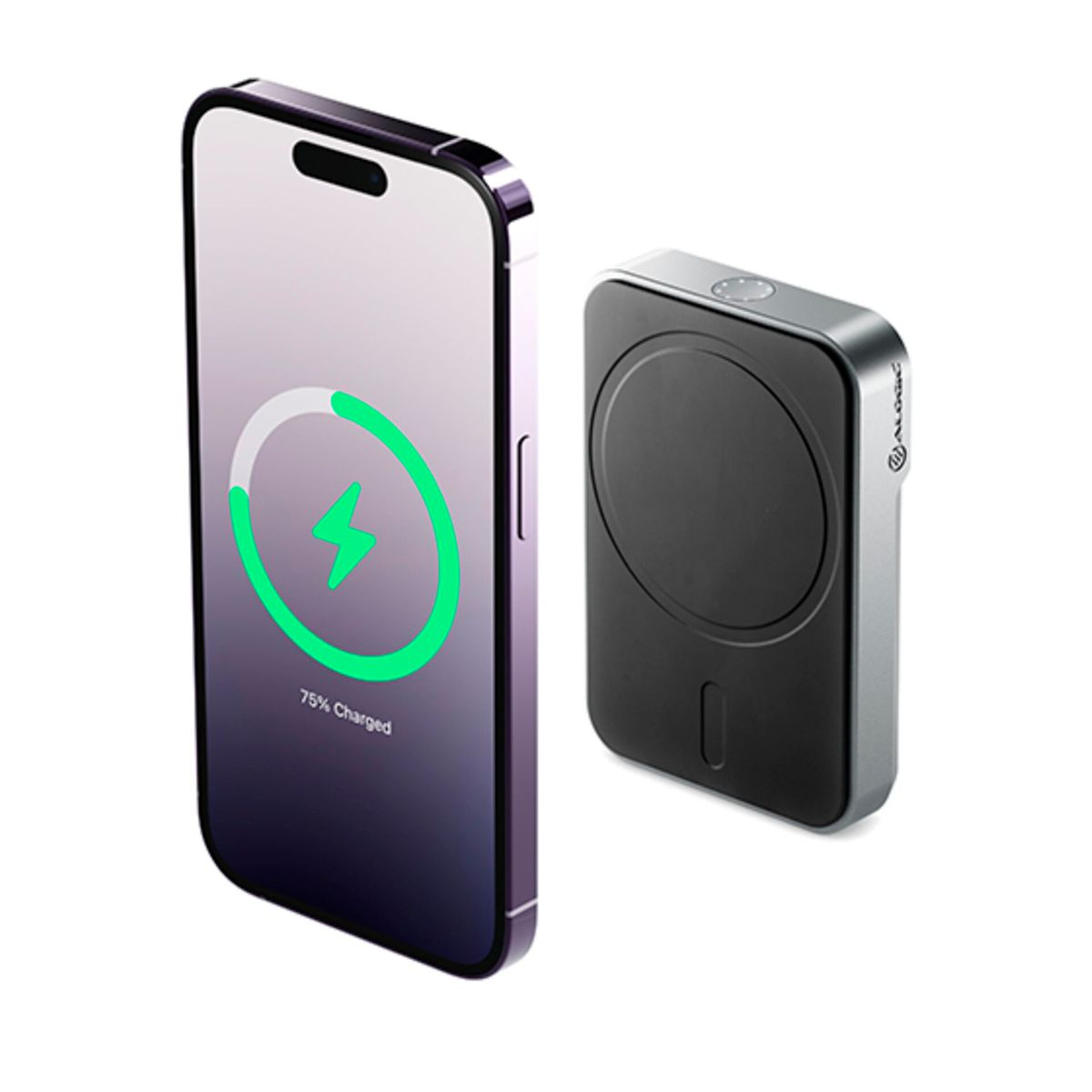 Un iPhone in carica accanto a un power bank nero e rettangolare. Lo schermo dell'iPhone mostra un'icona di carica.