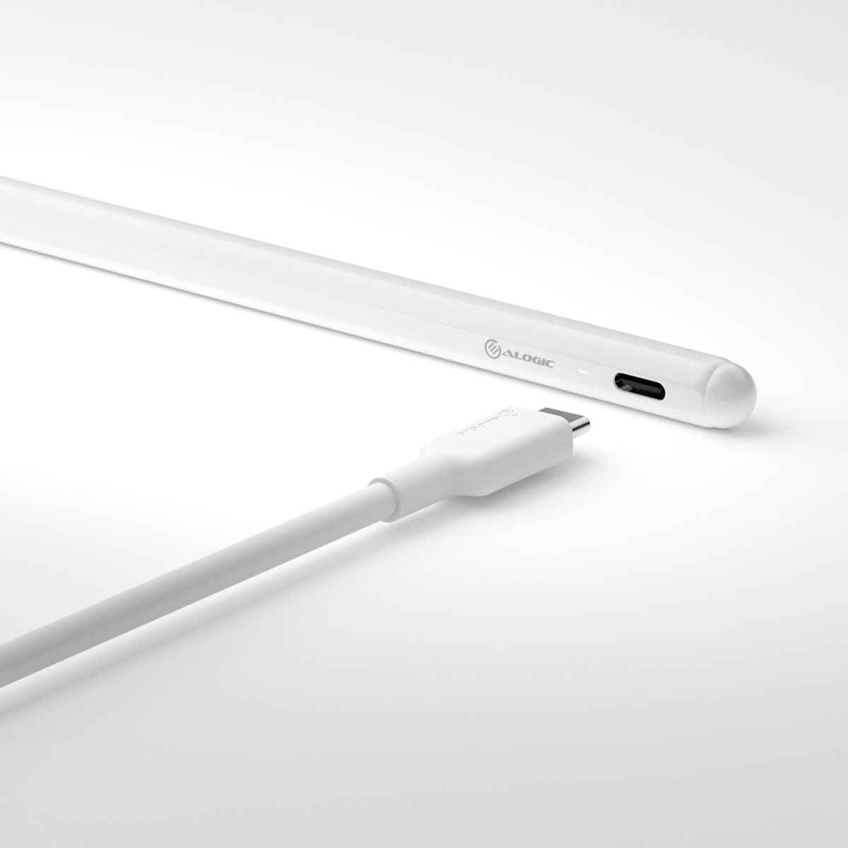 Białe pióro rysikowe z podłączonym kablem ładującym na białym tle.