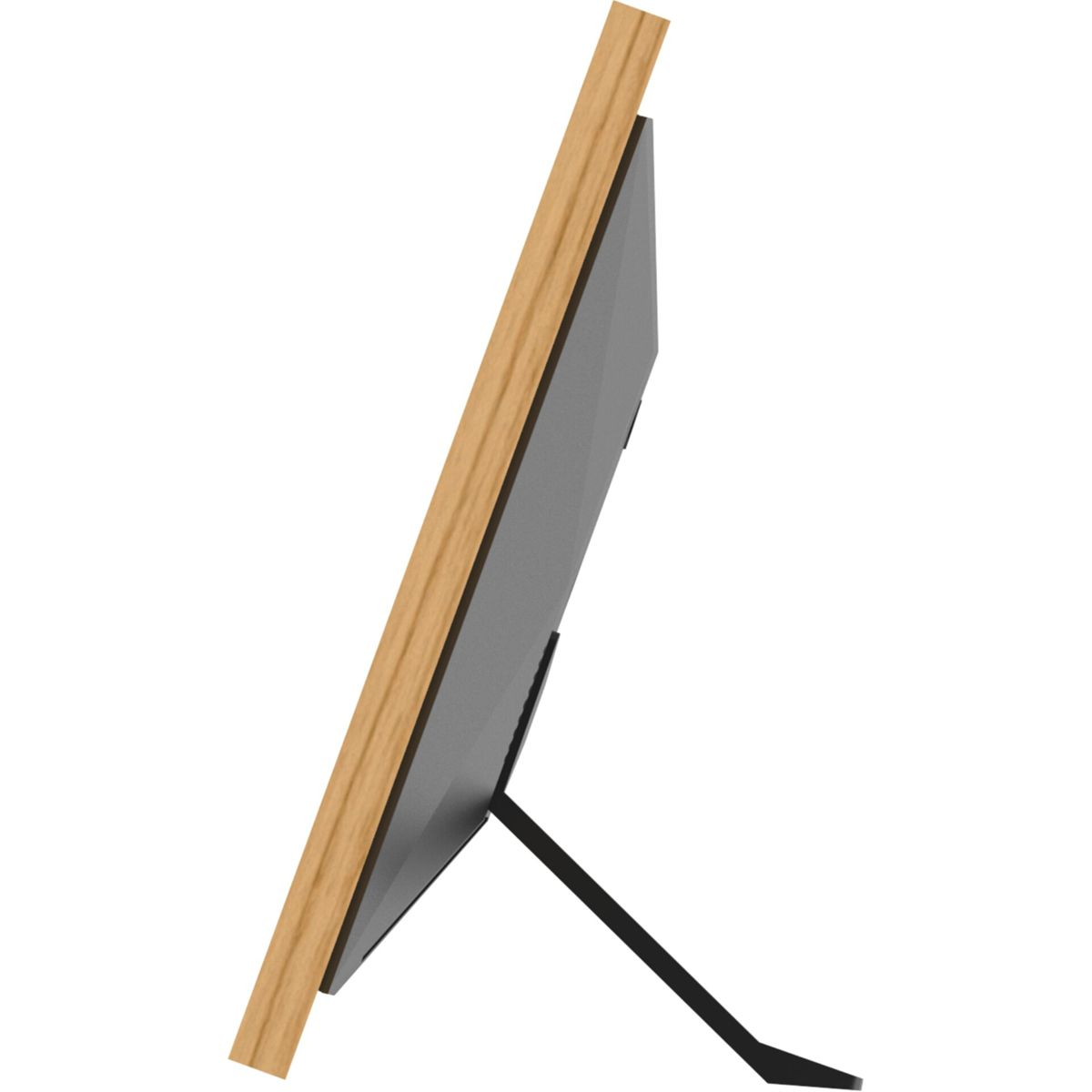 Ein Holzrahmen mit einem schwarzen Bild, schräge Ansicht, auf weißem Hintergrund.