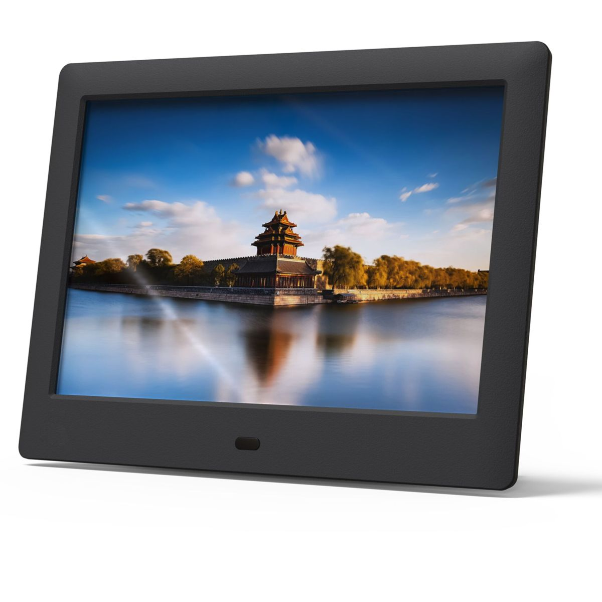 Ein schwarzer digitaler Bilderrahmen zeigt ein Bild eines chinesischen Tempels an einem See mit blauem Himmel.
