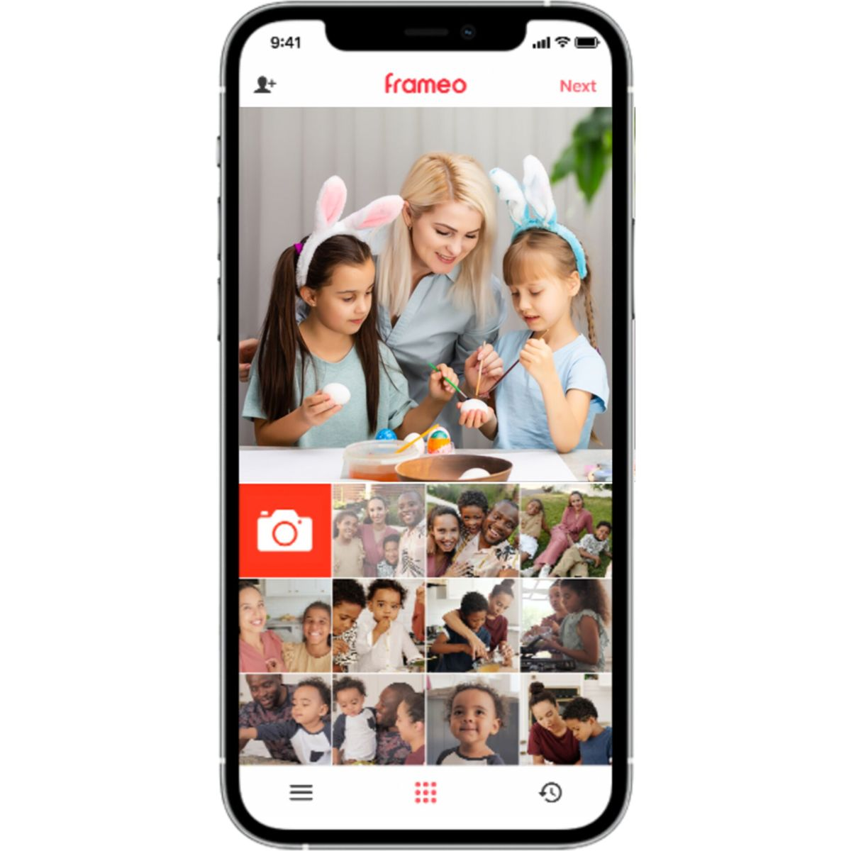 Ein Telefon, das eine Familienfoto-App zeigt. Eine Frau und zwei Kinder dekorieren Eier.
