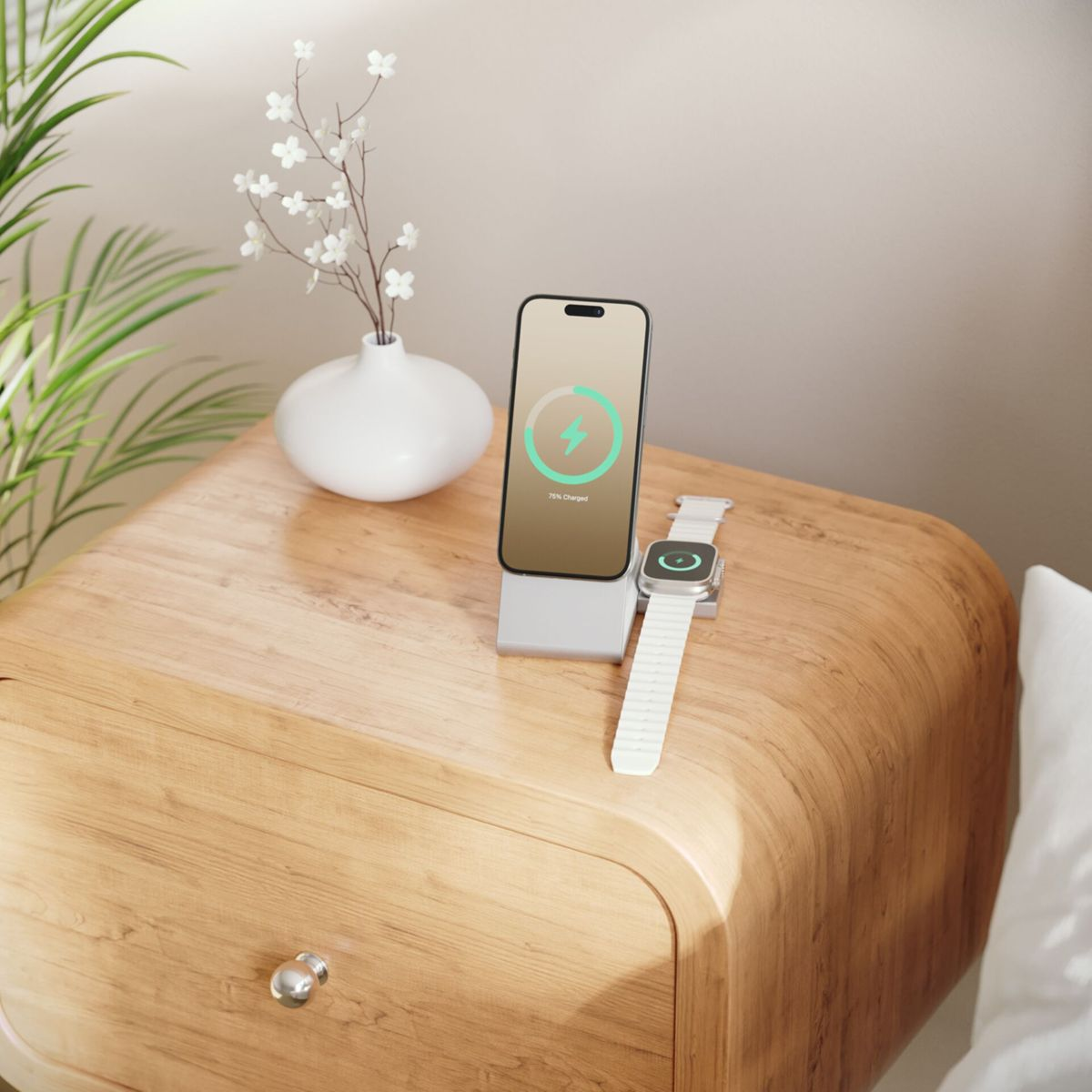 Telefon auf einem Ladeständer mit Smartwatch daneben, auf einem Nachttisch aus Holz.