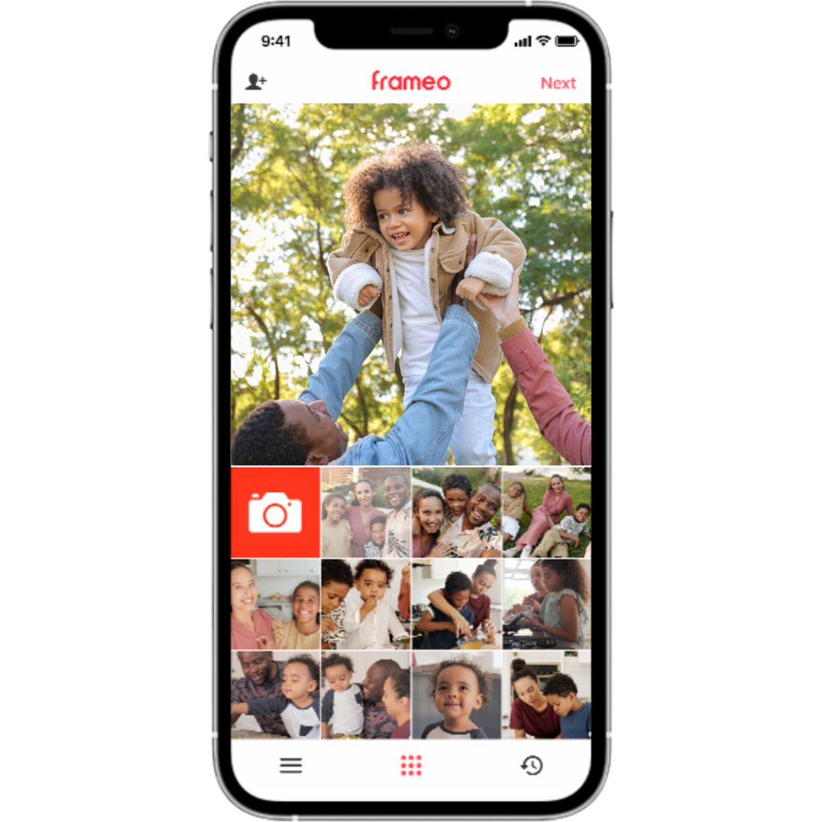 Smartphone-Bildschirm zeigt Foto-App mit Familienfotos. Eine Hand hält das Telefon.
