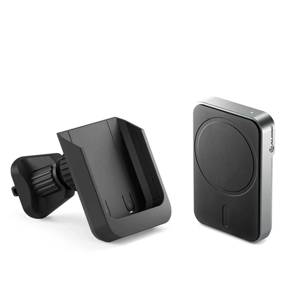 Supporto per telefono nero e un pad di ricarica magnetico nero. Sfondo bianco.