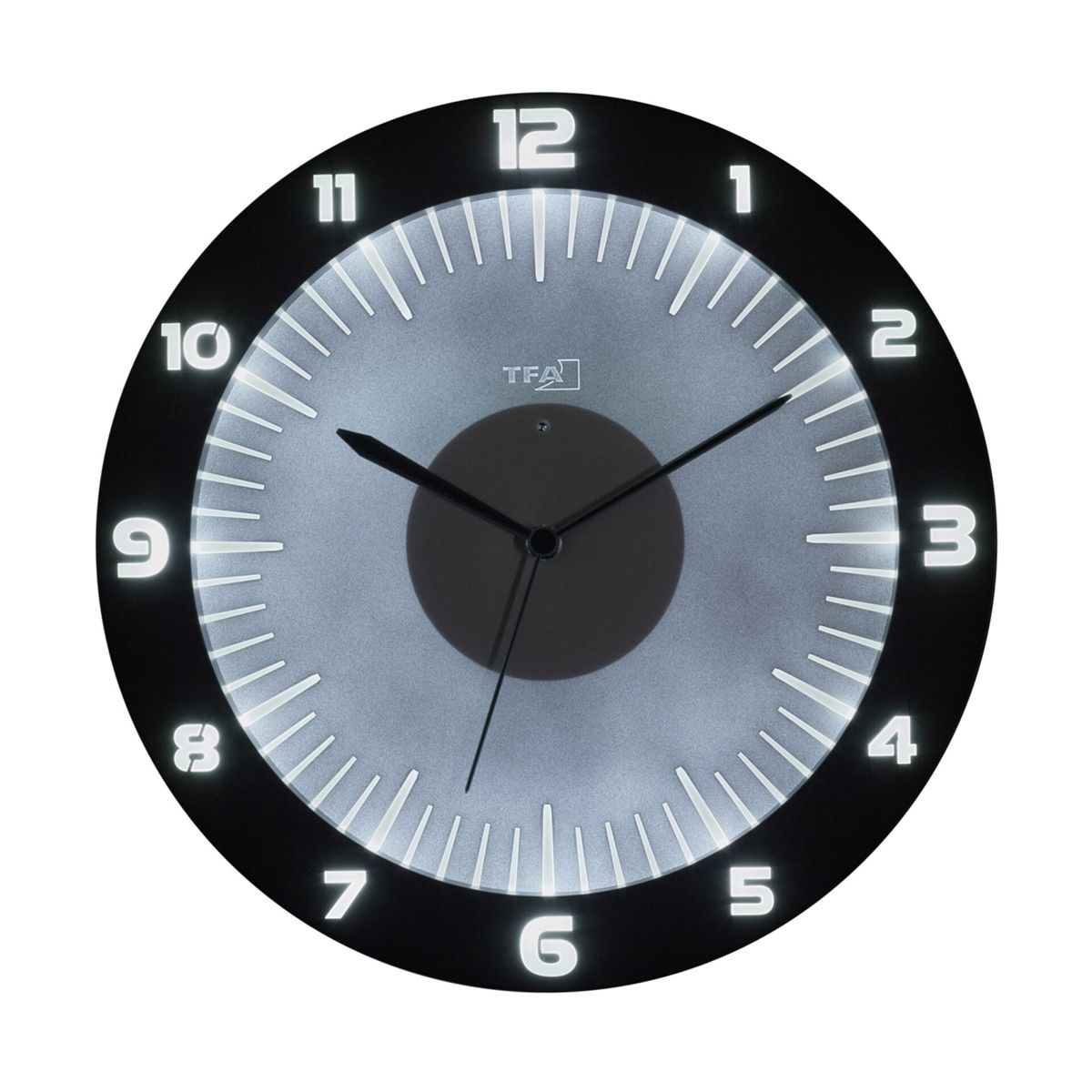 Un orologio da parete rotondo con grandi numeri e lancette bianche luminose su un quadrante grigio, in una cornice nera.
