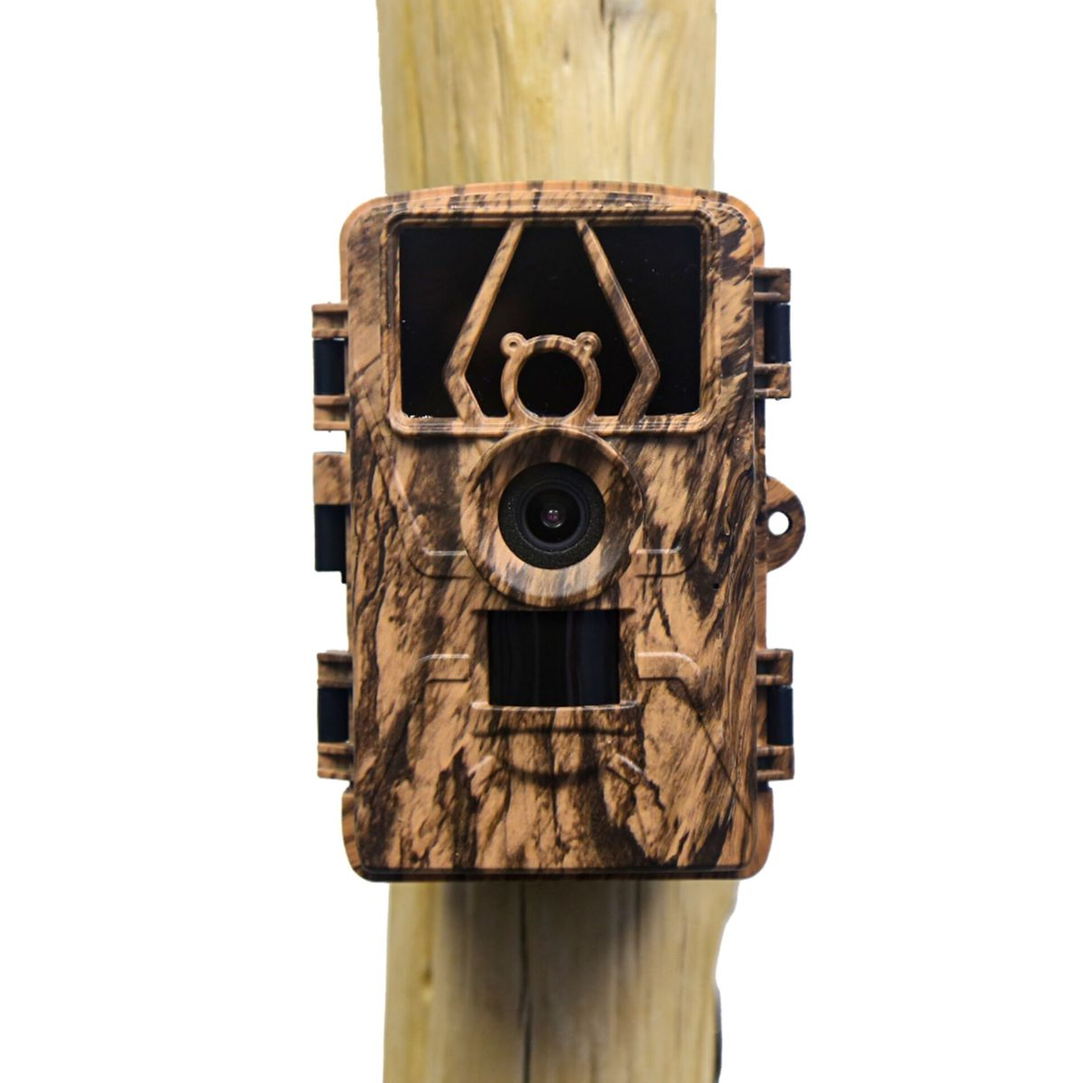 Braune Wildkamera an einem Holzpfosten. Mit Tarnmuster.