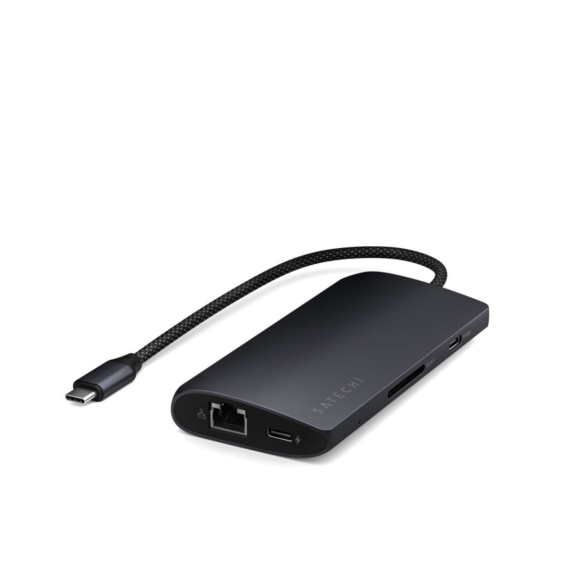 Concentrador USB-C Satechi negro con múltiples puertos y cable conectado. Sobre fondo blanco.