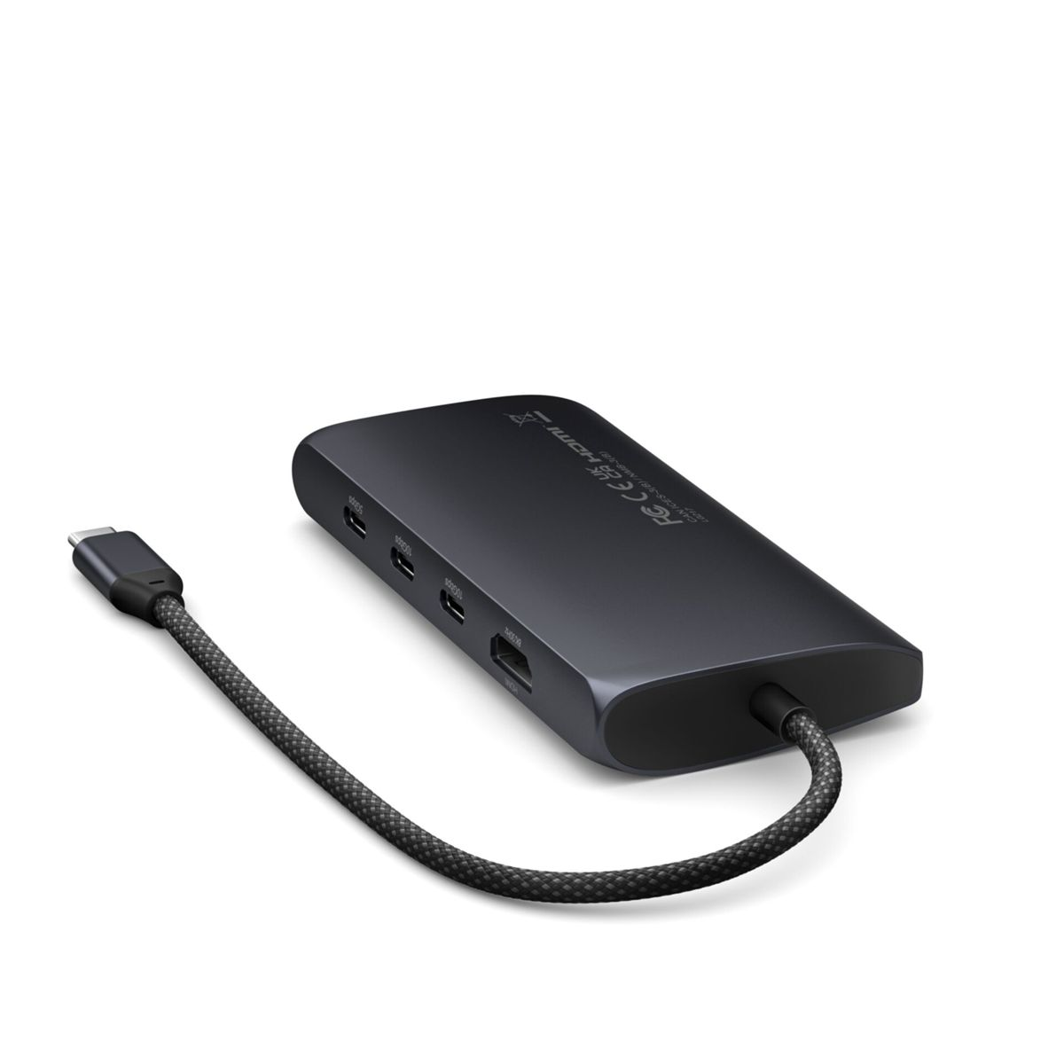 Un adaptador USB-C negro con varios puertos, conectado a un cable, aislado sobre fondo blanco.