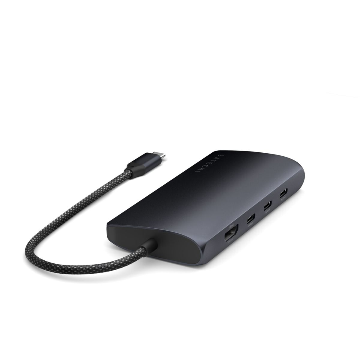 Hub USB-C Satechi negro con varios puertos y un cable conectado.