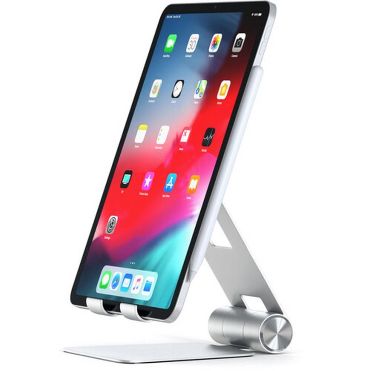Supporto per tablet argentato che tiene un tablet con icone di app sullo schermo. Sfondo bianco.