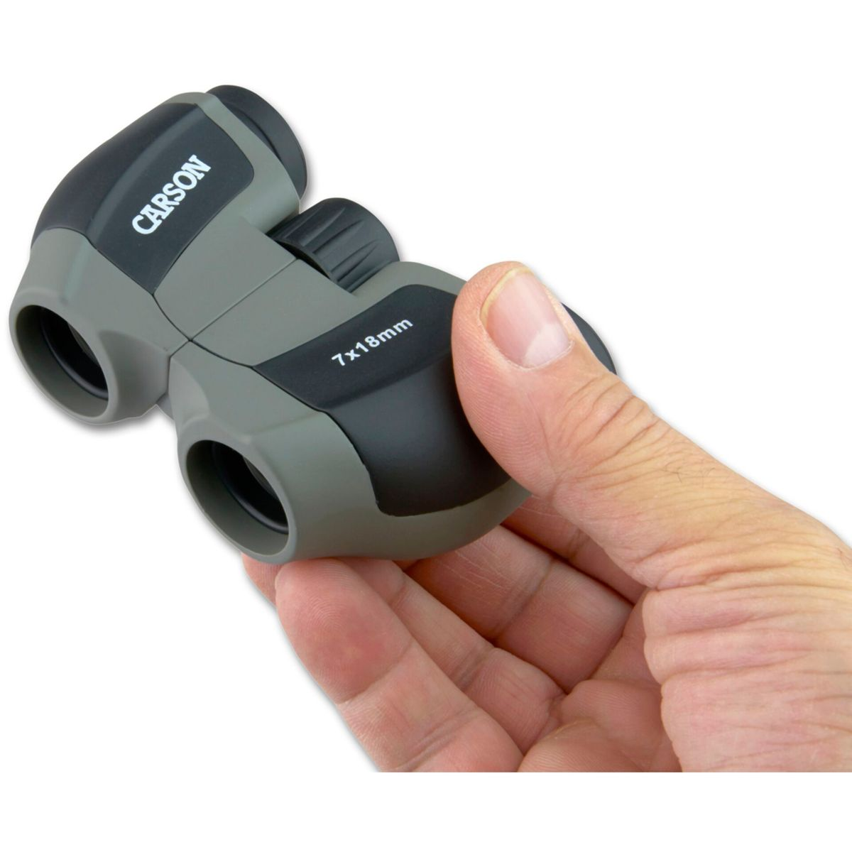 Binocolo grigio e nero tenuto in mano. Sfondo bianco.