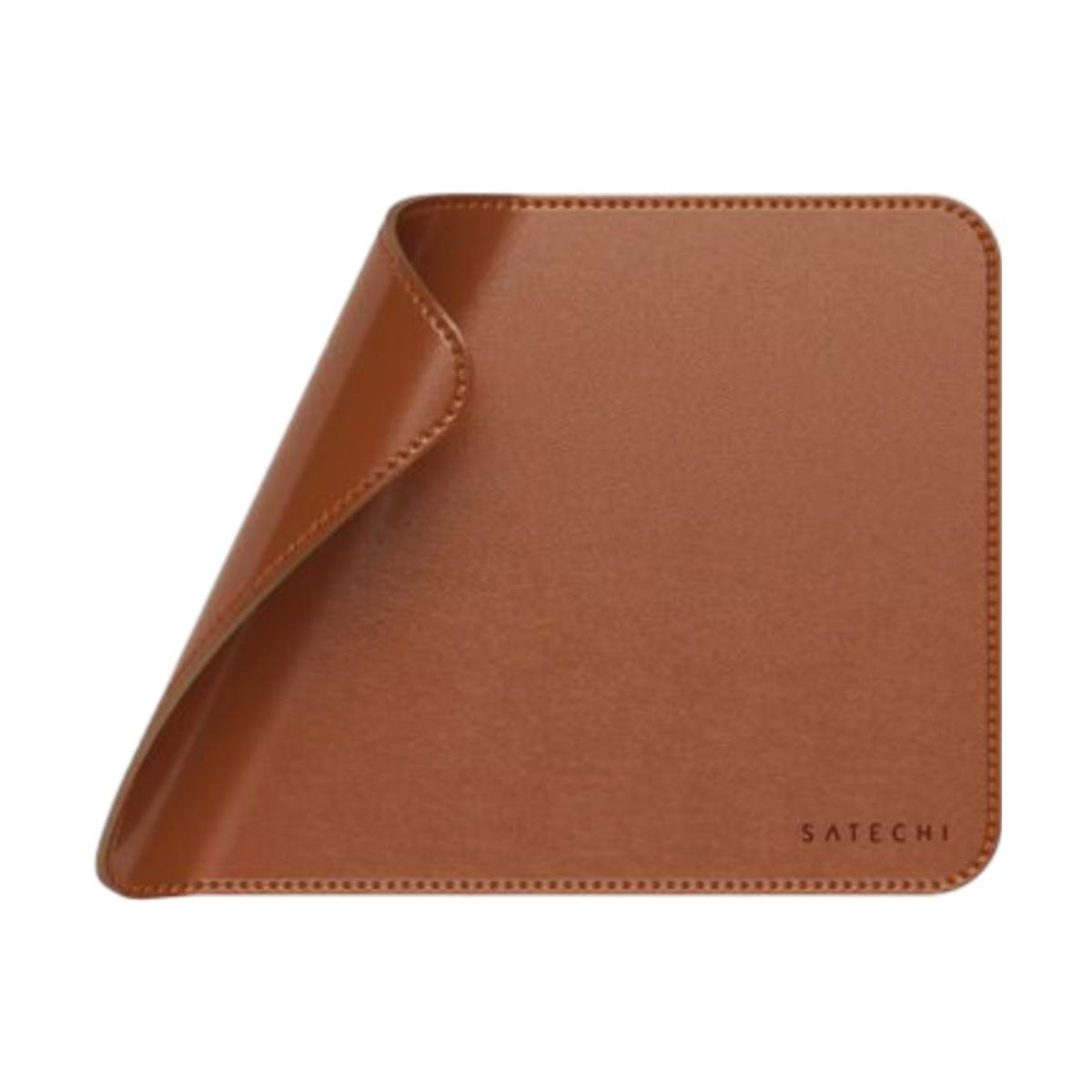 Ein braunes, lederartiges Mousepad mit abgerundeter Kante und dem Wort Satechi darauf.