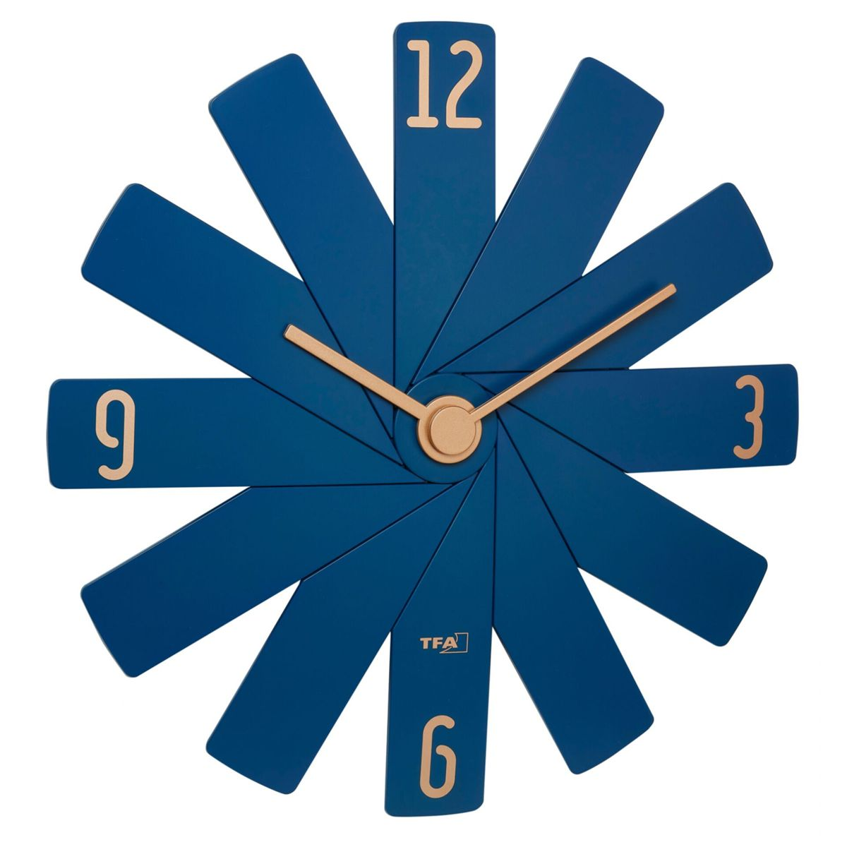 Blaue Uhr mit beigen Zahlen und Zeigern, einzigartiges Design mit radialen Segmenten.