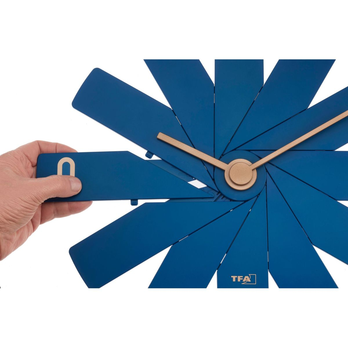 Blaue Uhr mit Hand, die ein Segment einstellt. Die Uhr hat ein goldenes Zentrum.