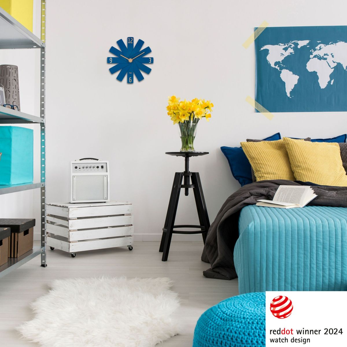 Ein Schlafzimmer mit blauer Uhr, gelben Blumen und einem blauen Bett. Reddot-Gewinner 2024 Uhrendesign.