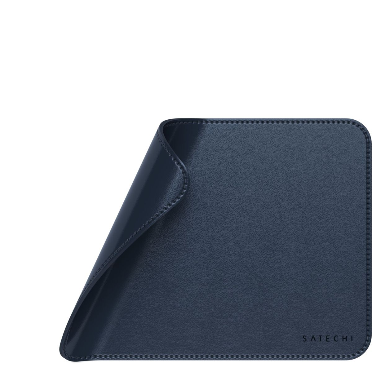 Blaues Leder-Mauspad, Ecke gefaltet. Satechi-Logo unten rechts.