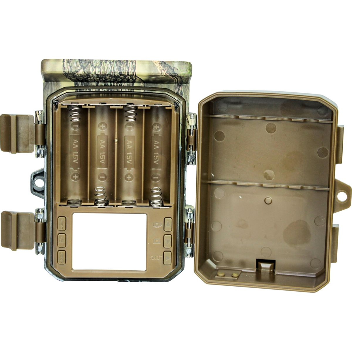 Fototrappola aperta, con vani batteria e schermo. Esterno mimetico, con sportello aperto.