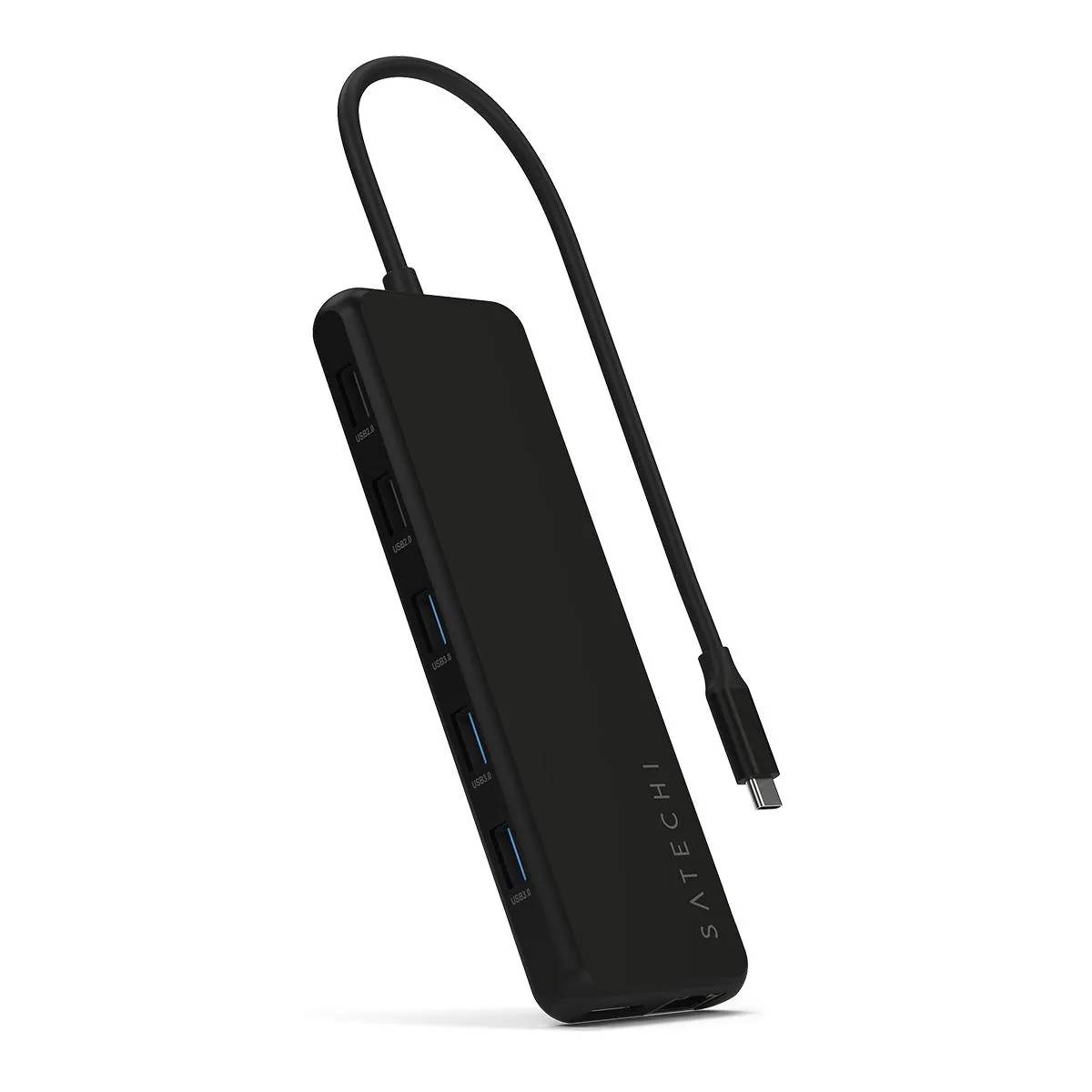 Ein schwarzer Satechi USB-C-Hub mit mehreren Anschlüssen und einem angeschlossenen Kabel. Der Hub ist leicht angewinkelt.