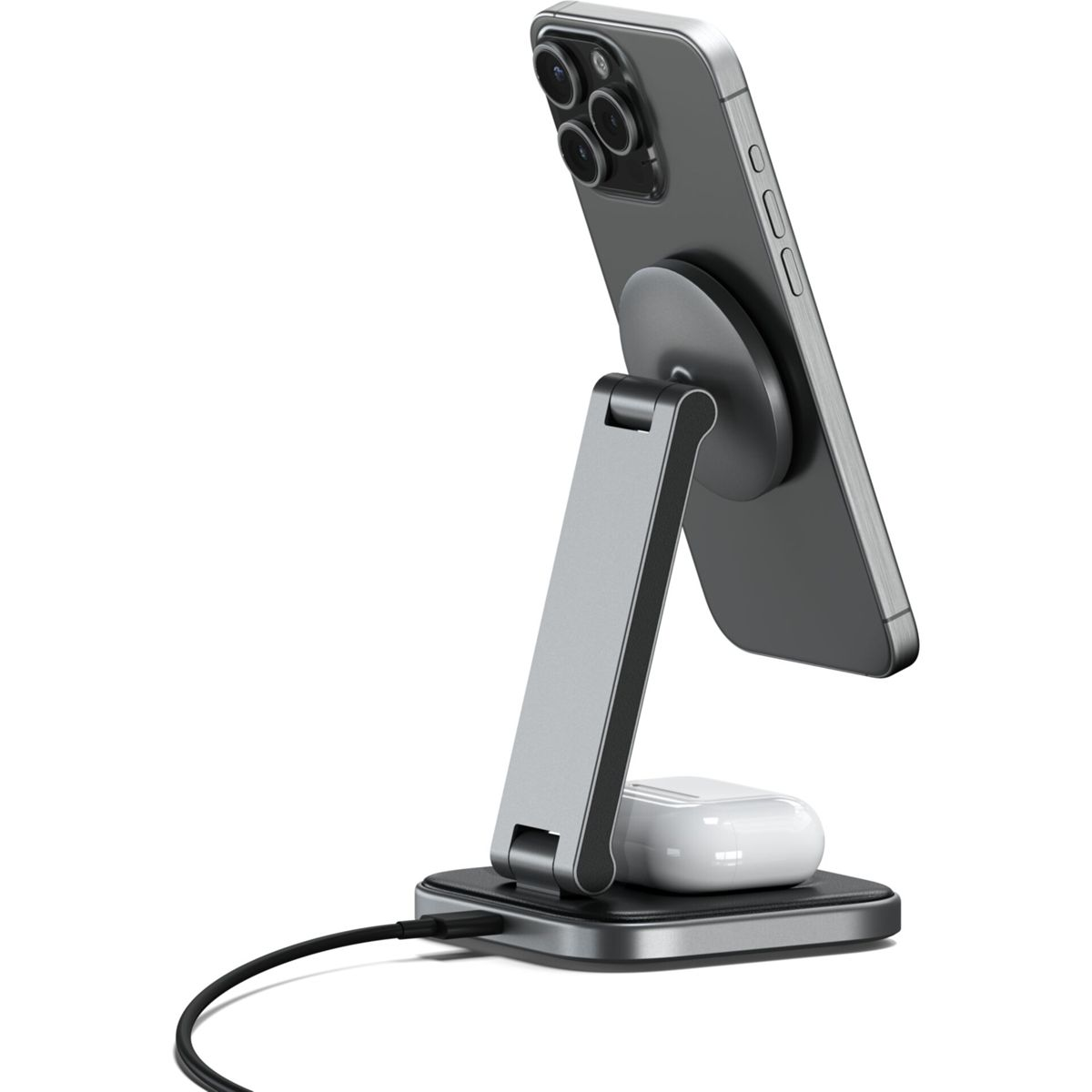 Telefon in einem Ständer, mit kabellosem Laden und AirPods darunter.