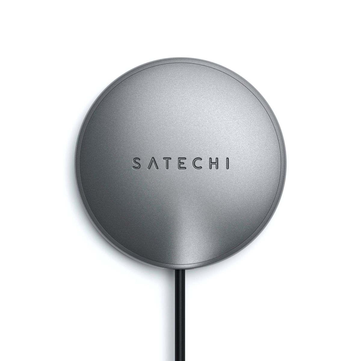 Ein graues, kreisförmiges Satechi-Gerät mit schwarzem Kabel auf weißem Grund.