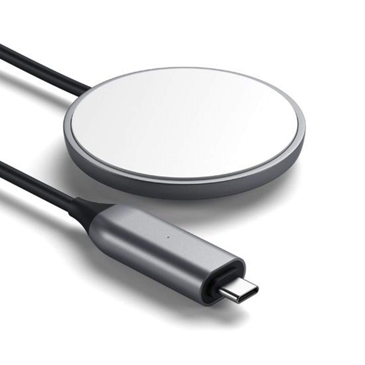 Un caricatore circolare bianco con bordo argentato e un cavo nero. Il cavo termina con un connettore USB-C.