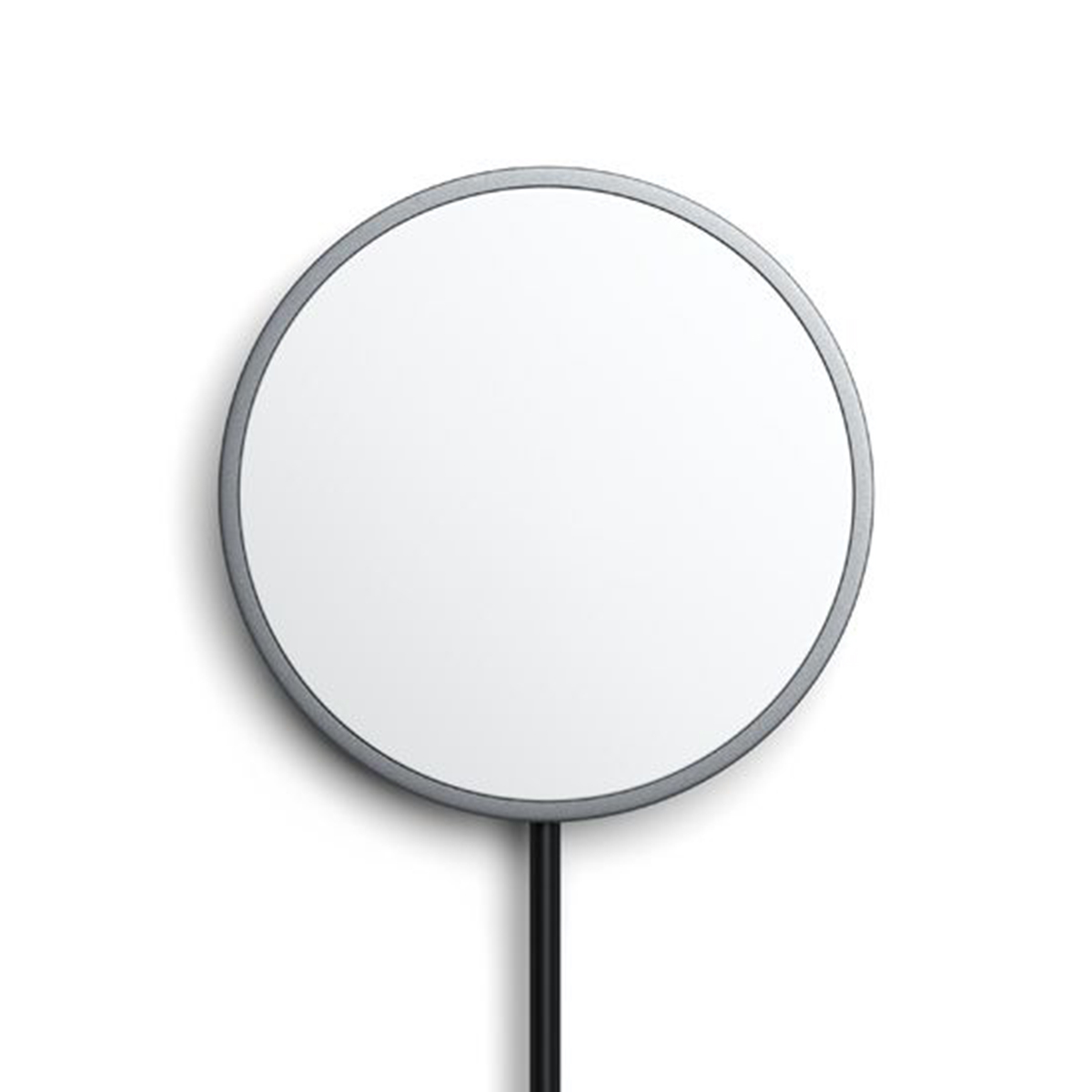 Un pad di ricarica rotondo bianco con bordo argentato e stelo nero, isolato su bianco.