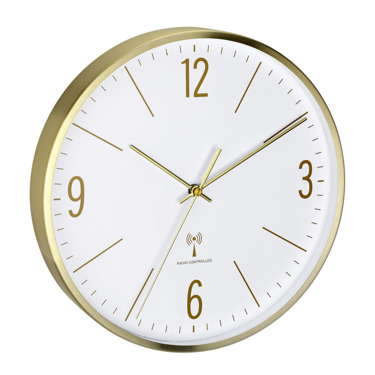 Orologio da parete color oro con quadrante bianco, numeri neri e lancette dorate. L'orologio mostra l'ora.