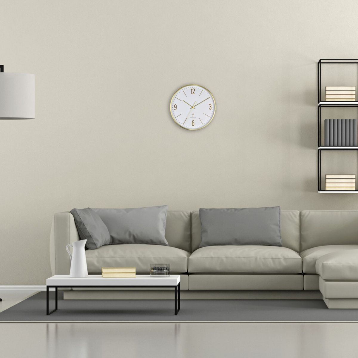 Soggiorno con divano beige, cuscini grigi, tavolino bianco, orologio e libreria nera su parete bianca.