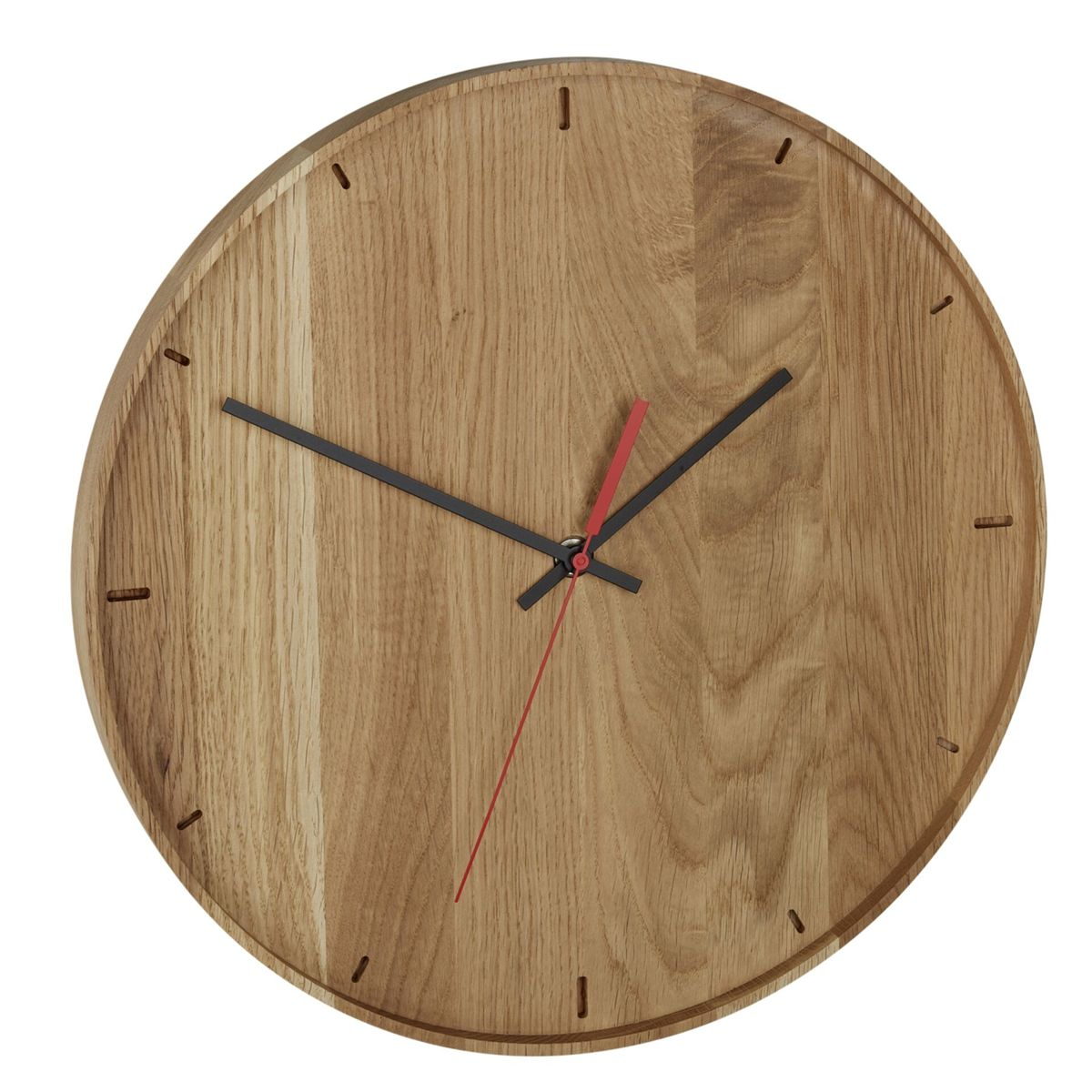 Holzuhr mit schwarzen Zeigern und einem roten Sekundenzeiger. Die Uhr hat keine Zahlen.