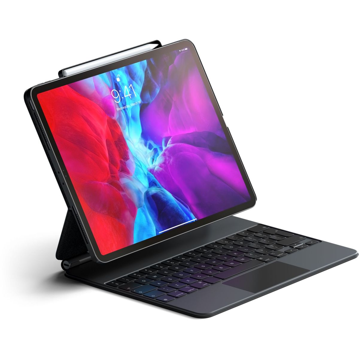 Ein iPad mit Tastaturhülle und Stift, auf weißem Untergrund, für die Ansicht abgewinkelt.