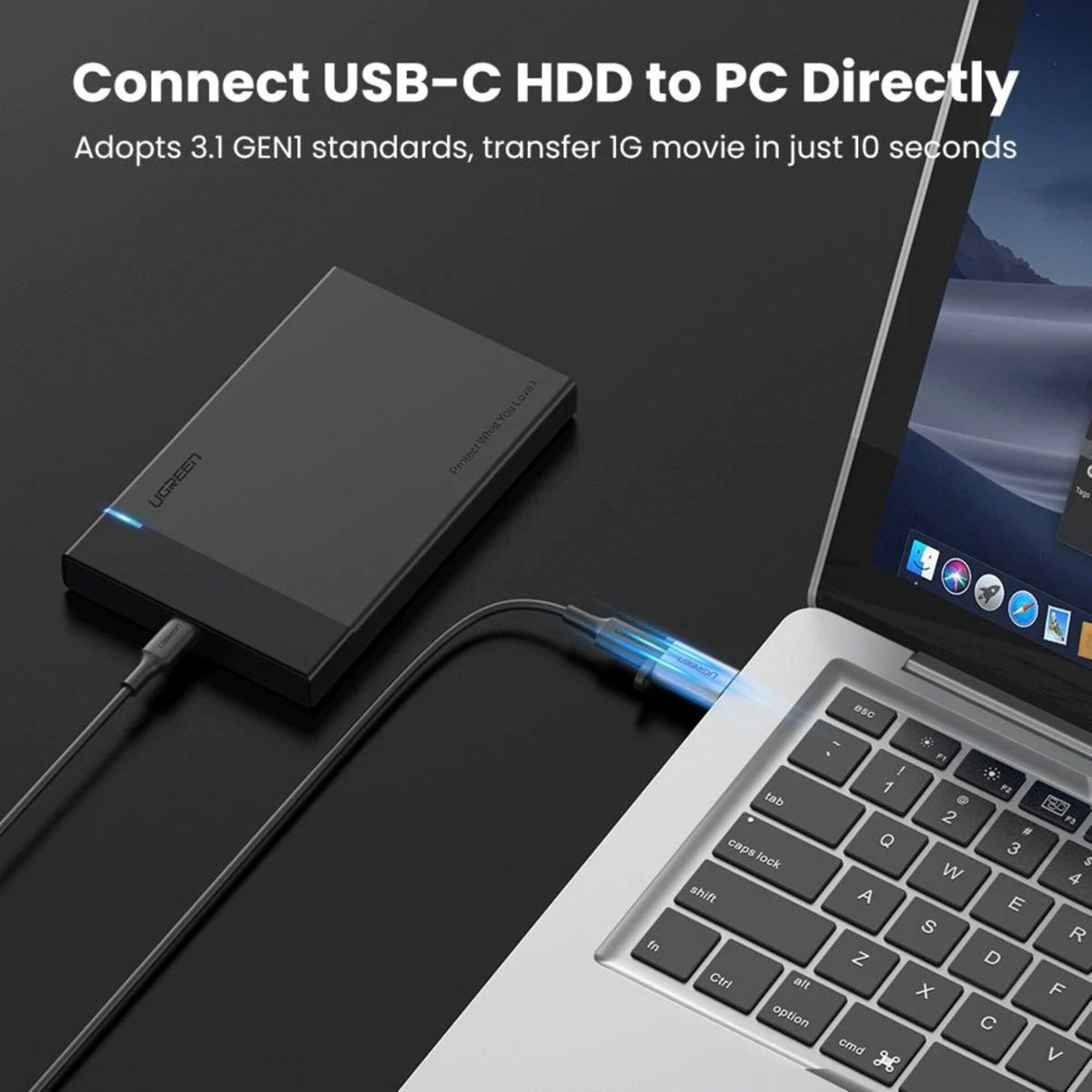 Un portátil está conectado a un disco duro con un adaptador UGREEN, transfiriendo datos.