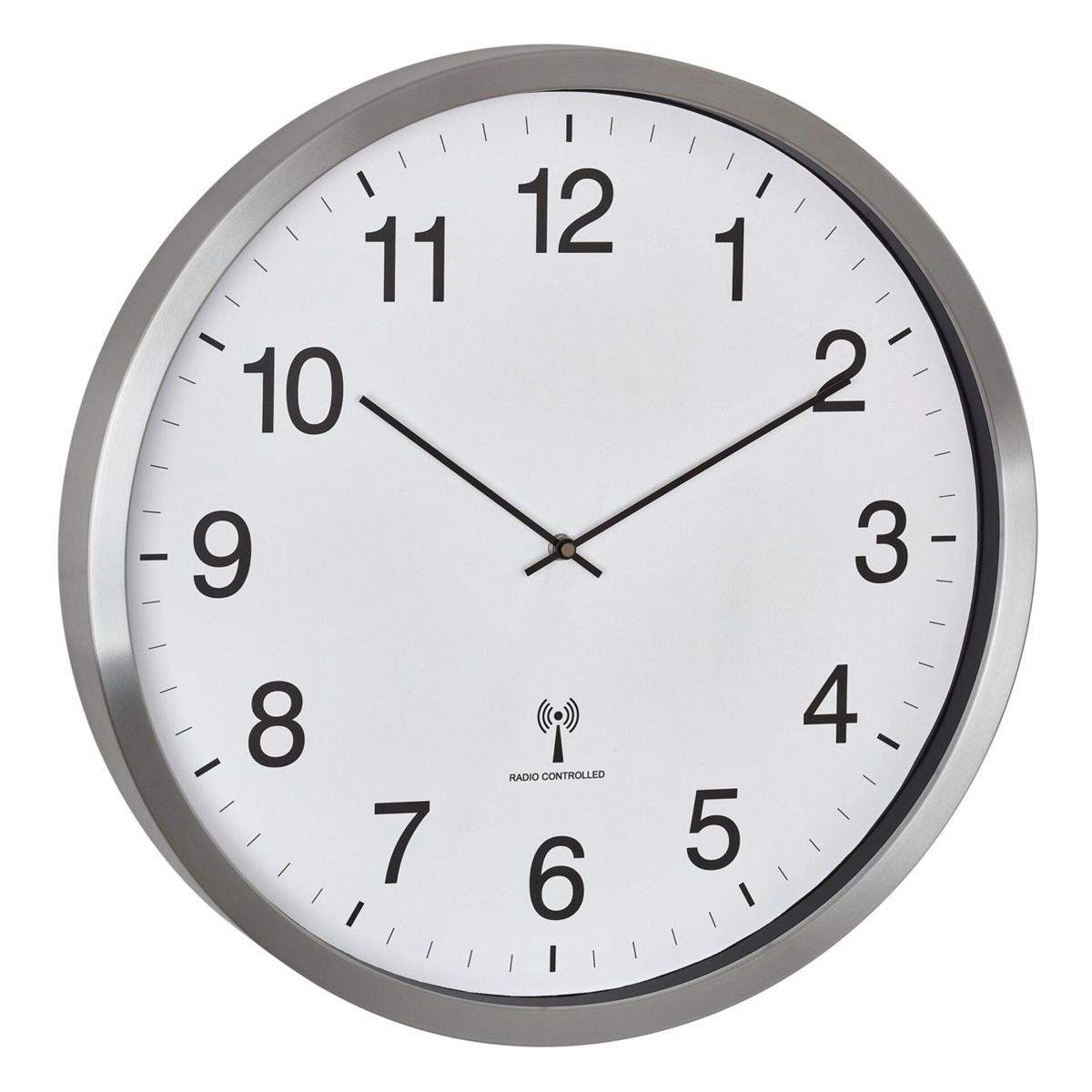 Eine silber gerahmte Wanduhr mit schwarzen Zahlen. Die Zeit ist 10:10 Uhr. Das Wort Radio ist sichtbar.