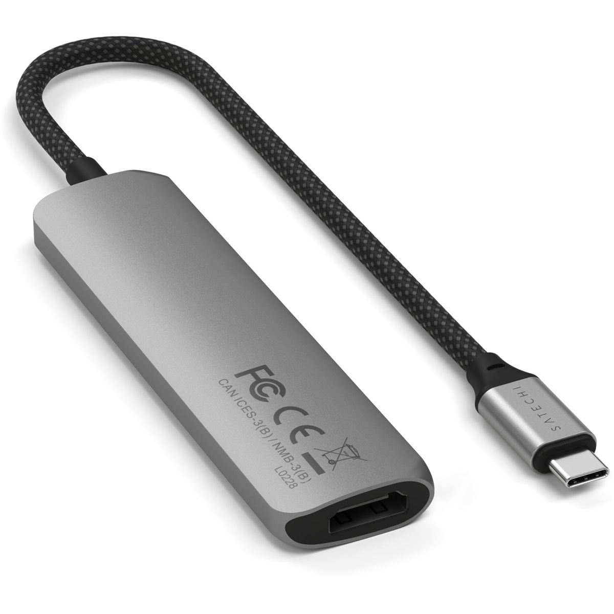 Ein silberner USB-C-Hub mit einem schwarzen geflochtenen Kabel, beschriftet mit Marke und Zertifizierungen.
