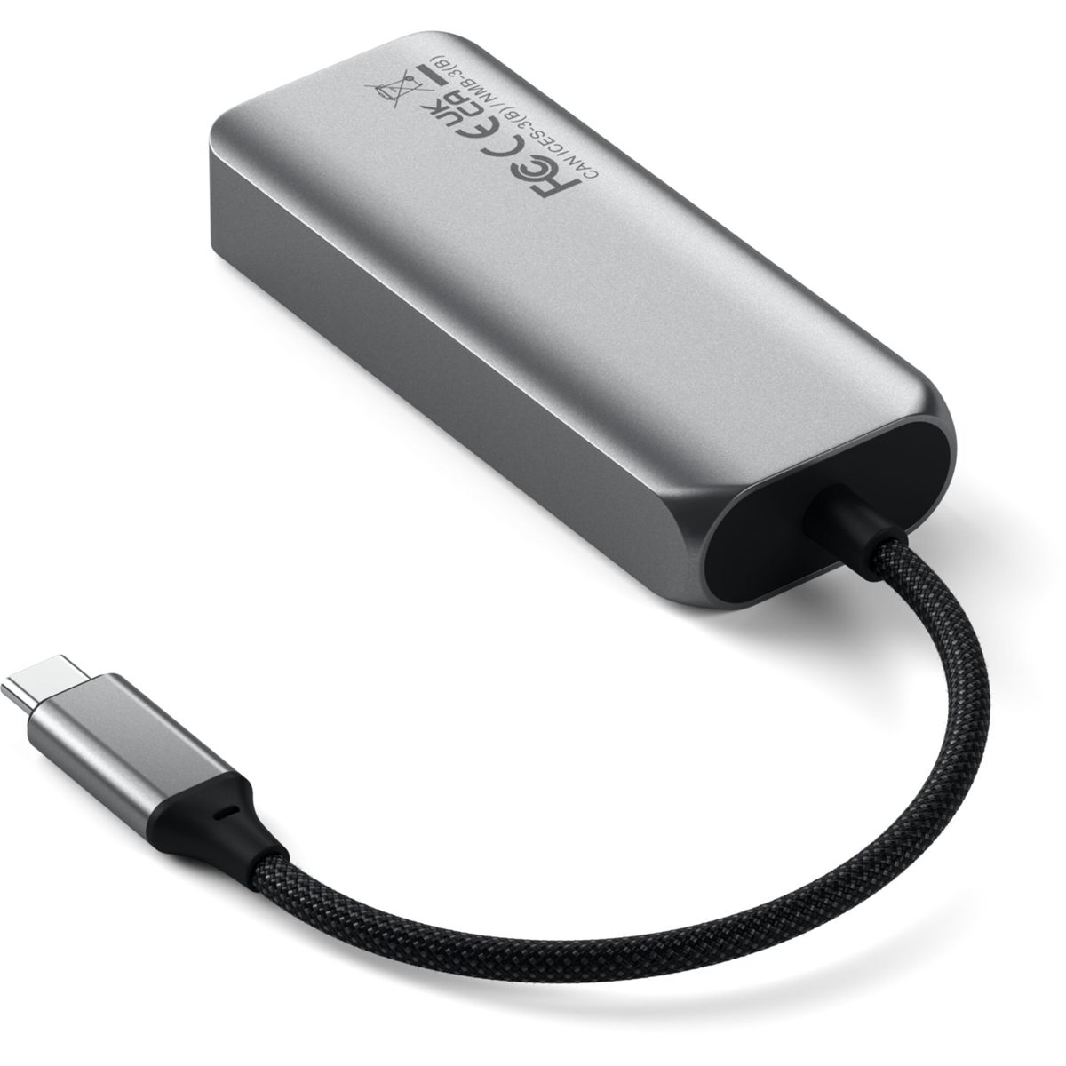 Silberner USB-C-Adapter mit schwarzem Kabel, FCC UK-Kennzeichnung sichtbar.
