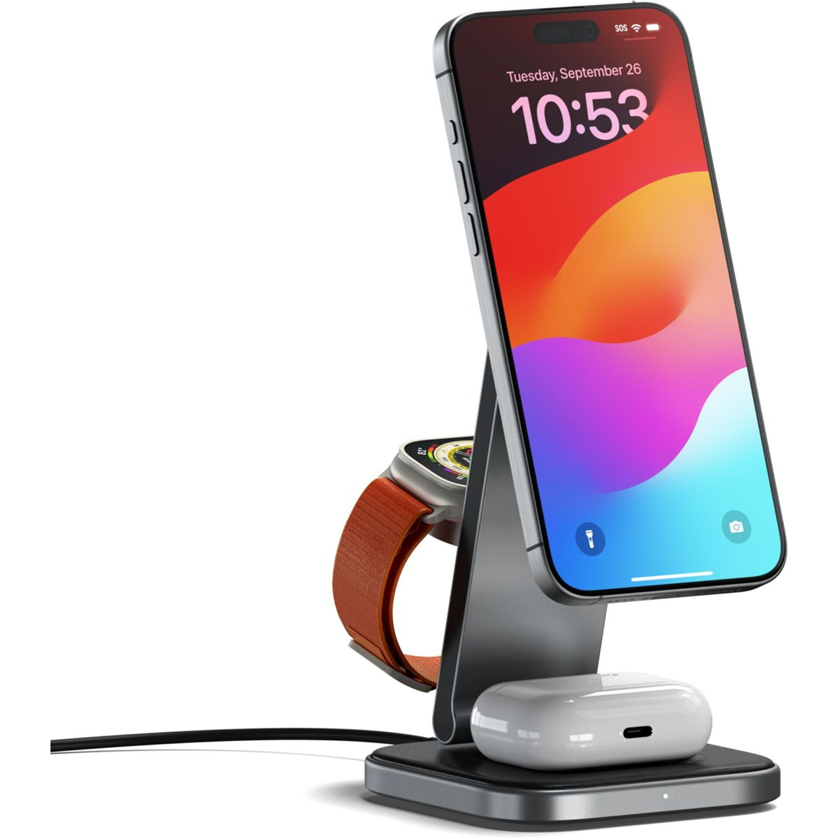 Un supporto di ricarica con un telefono, un orologio e auricolari. Il telefono mostra uno schermo colorato.